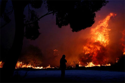 el fuego arrasa Grecia Los griegos luchan desesperadamente contra las llamas